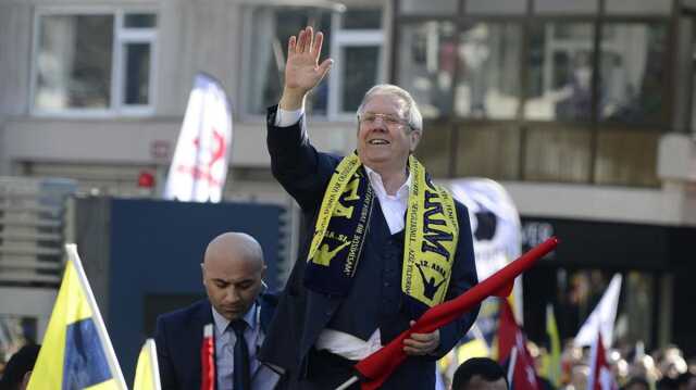 Aziz Yıldırım'dan şampiyonluk mücadelesi veren Kocaelispor'a çılgın jest! Servet değerindeki faizi sildi Aziz Yıldırım'dan şampiyonluk mücadelesi veren Kocaelispor'a çılgın jest! Servet değerindeki faizi sildi