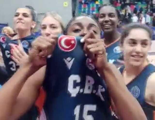 Finale kalan takımımıza büyük ayıp! Türk bayrağını engelleyen yetkililere sporcularımızdan tarihi ayar Finale kalan takımımıza büyük ayıp! Türk bayrağını engelleyen yetkililere sporcularımızdan tarihi ayar