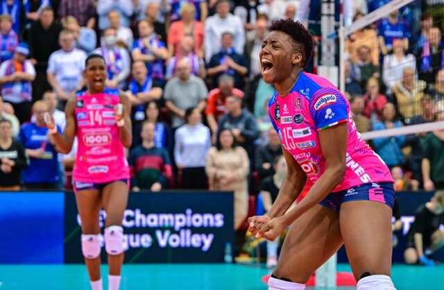 Hayatını kaybeden voleybolcunun ailesi İstanbul'da! Havaalanındaki halleri yürek parçaladı