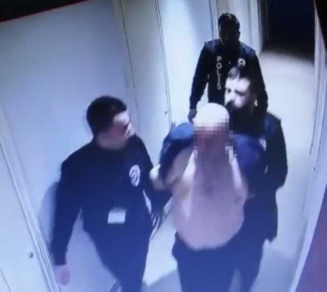 İstanbul'da film gibi gasp kamerada: İş adamını kelepçeleyip kaçırdılar