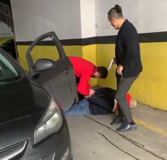 İstanbul'da film gibi gasp kamerada: İş adamını kelepçeleyip kaçırdılar