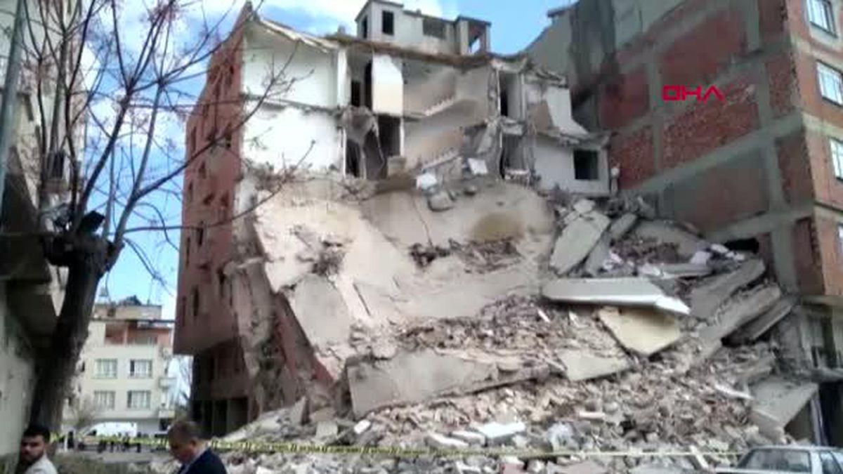 Kilis'te boş bina çöktü