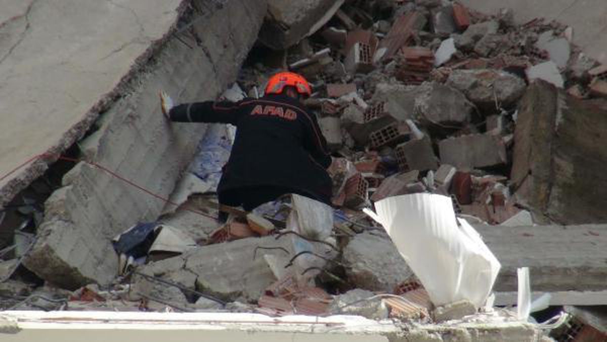 Kilis'te çöken apartman enkazında arama çalışması başlatıldı