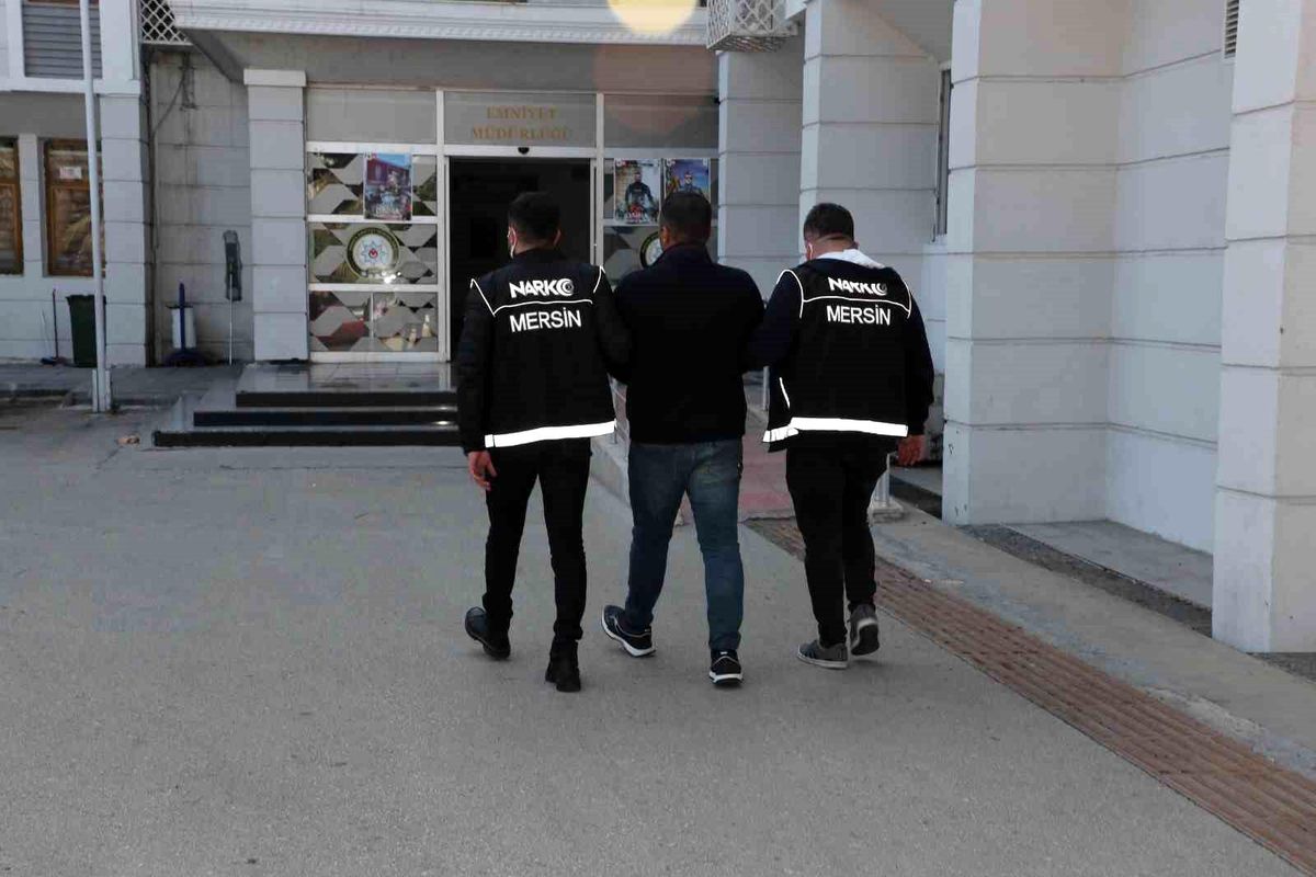 Mersin'de ele geçirilen uyuşturucuyla ilgili 2 kişi gözaltına alındı