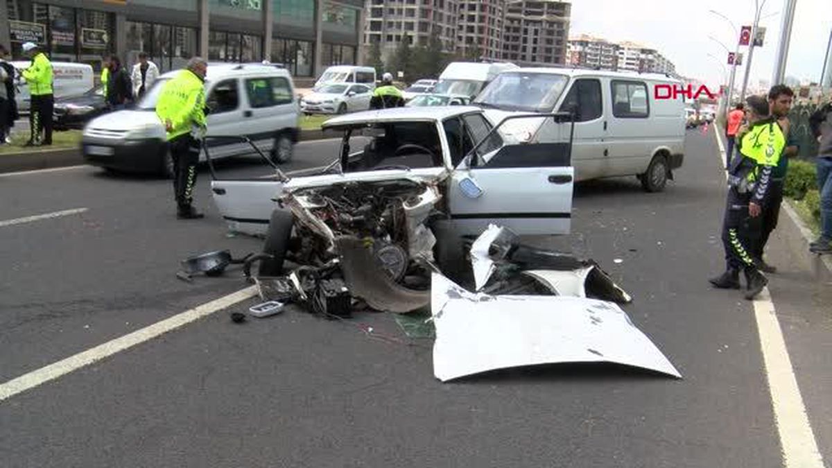 OTOMOBİL, 2 ARACA VE KORKULUKLARA ÇARPTI: 3 YARALI
