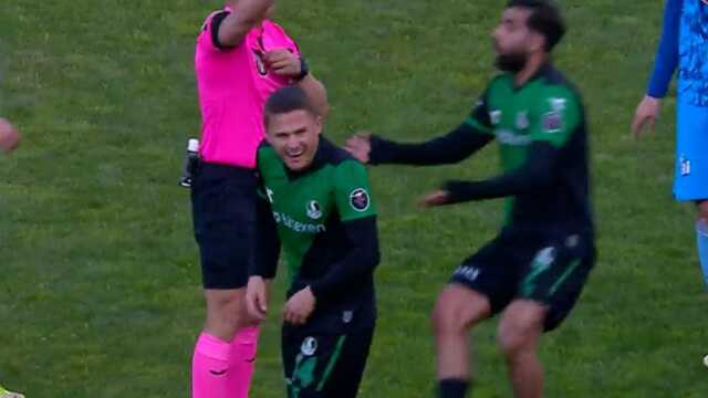 Sakaryasporlu futbolcu kırmızı kart görünce neye uğradığını şaşırdı! Gerçek hemen ortaya çıktı Sakaryasporlu futbolcu kırmızı kart görünce neye uğradığını şaşırdı! Gerçek hemen ortaya çıktı