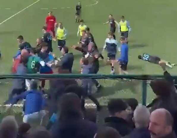 Türk futbolunda skandal anlar! Rize-Trabzon U16 maçında antrenör, futbolcuya tokat attı