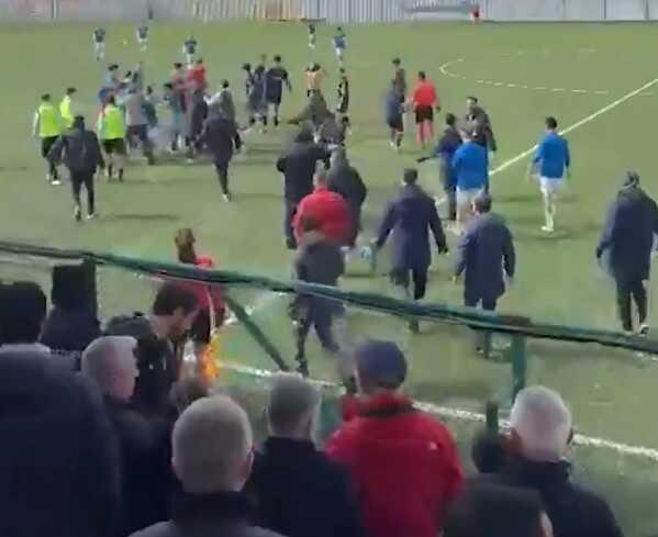 Türk futbolunda skandal anlar! Rize-Trabzon U16 maçında antrenör, futbolcuya tokat attı