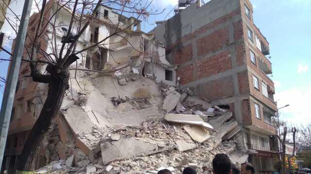 Yüreklerin ağza geldiği an! İşlek caddedeki 6 katlı bina böyle çöktü