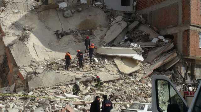 Yüreklerin ağza geldiği an! İşlek caddedeki 6 katlı bina böyle çöktü