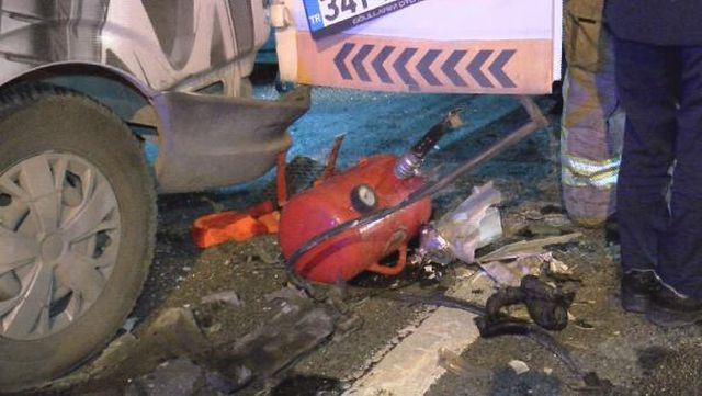 İstanbul'da makas atan araç zincirleme kazaya neden oldu: 1 ölü, 5 yaralı İstanbul'da makas atan araç zincirleme kazaya neden oldu: 1 ölü, 5 yaralı