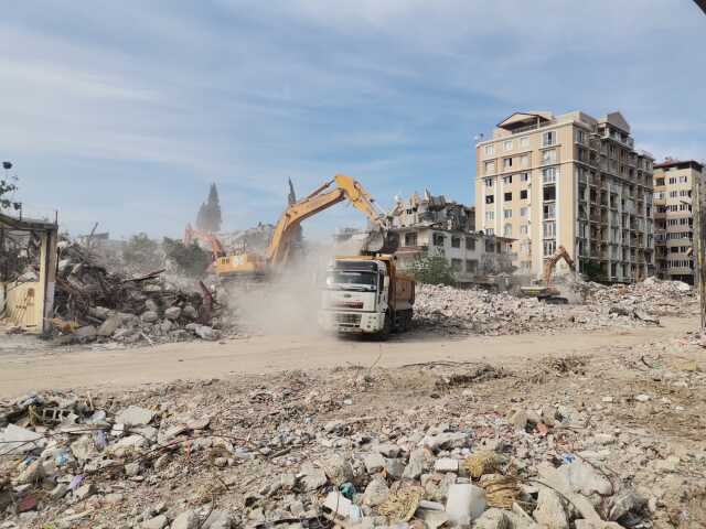 Hatay'dan çarpıcı görüntüler: Enkazlar kaldırıldıkça boşluklar büyüyor Hatay'dan çarpıcı görüntüler: Enkazlar kaldırıldıkça boşluklar büyüyor