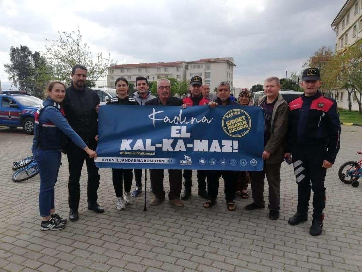 Jandarma ekipleri depremzede vatandaşları bilgilendirdi