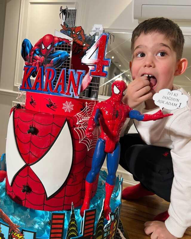 Karan 4 yaşına bastı! Aile fotoğraflarını paylaşan Burak Özçivit ve Fahriye Evcen küçük oğullarını sır gibi sakladı Karan 4 yaşına bastı! Aile fotoğraflarını paylaşan Burak Özçivit ve Fahriye Evcen küçük oğullarını sır gibi sakladı