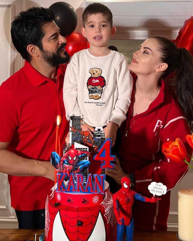 Karan 4 yaşına bastı! Aile fotoğraflarını paylaşan Burak Özçivit ve Fahriye Evcen küçük oğullarını sır gibi sakladı Karan 4 yaşına bastı! Aile fotoğraflarını paylaşan Burak Özçivit ve Fahriye Evcen küçük oğullarını sır gibi sakladı