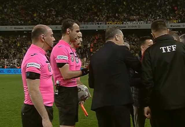 Stat bir anda gerildi! Fenerbahçe'nin üst düzey iki yöneticisi sahaya girip hakemin üstüne yürüdü