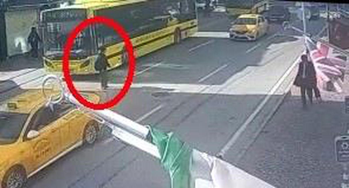 Üniversite öğrencisi alt geçidi kullanmadı, otomobil böyle çarptı