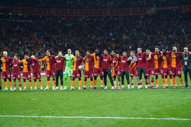 Erden Timur, Galatasaraylı futbolculara verdiği prim müjdesiyle Kayseri zaferinin keyfini iki katına çıkardı