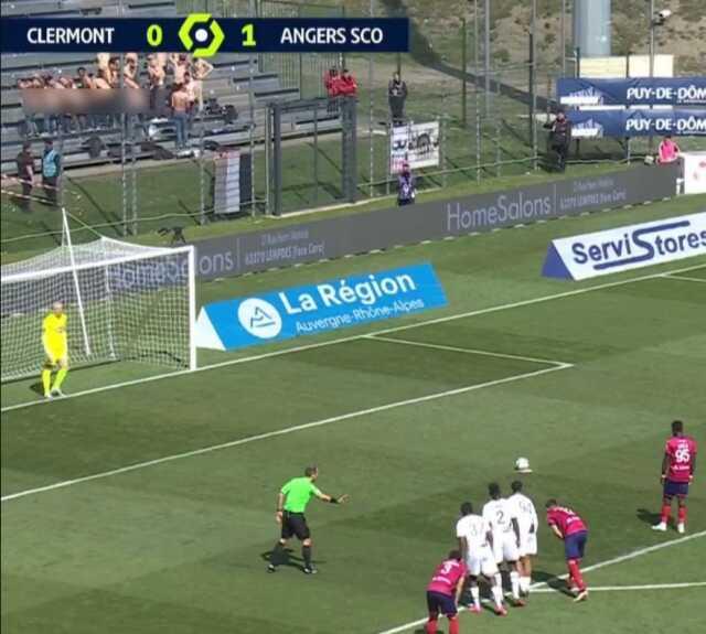 Maçı izleyenler gözlerini kapatmak zorunda kaldı! Futbolcunun dikkatini dağıtmak için pantolon indirdiler Maçı izleyenler gözlerini kapatmak zorunda kaldı! Futbolcunun dikkatini dağıtmak için pantolon indirdiler