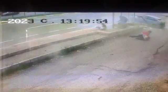 Otomobil duraktaki 5 kişiye çarptı, insanlar savruldu, dehşet anları kameraya yansıdı