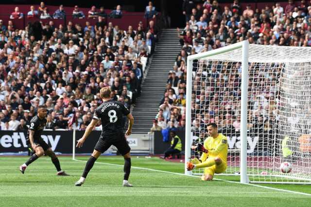 Premier Lig'de zirve karıştı! Arsenal, şampiyonluk yolunda fena tökezledi Premier Lig'de zirve karıştı! Arsenal, şampiyonluk yolunda fena tökezledi