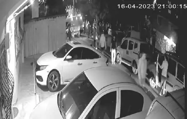 Adrese sipariş götüren kuryeye pompalı tüfekle saldırdılar! Olayın altından eski bir husumet çıktı Adrese sipariş götüren kuryeye pompalı tüfekle saldırdılar! Olayın altından eski bir husumet çıktı