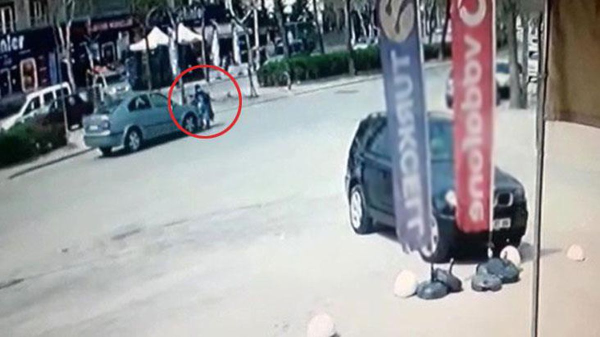 Anne ve bebek arabasındaki çocuklara otomobil çarptı! O anlar kamerada