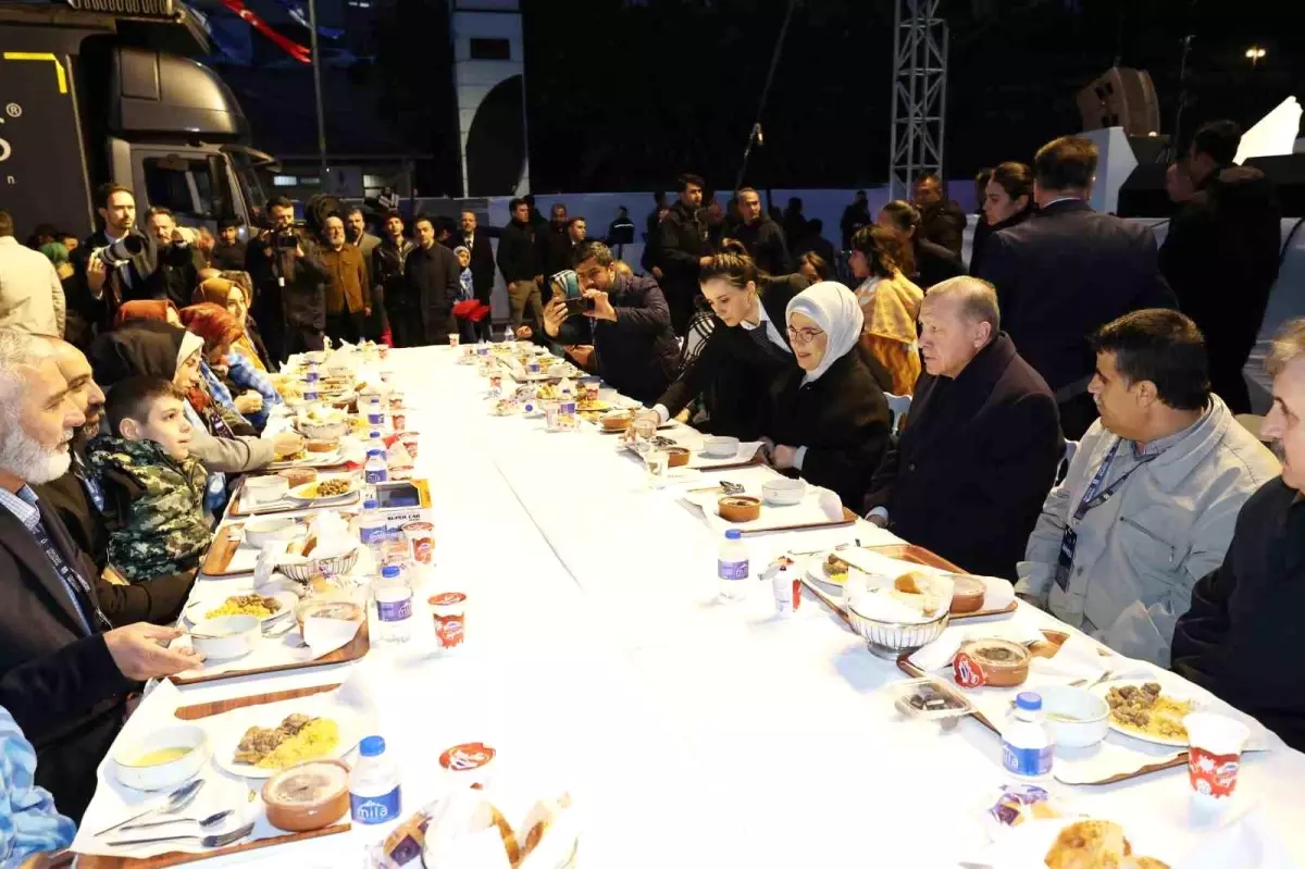 Cumhurbaşkanı Erdoğan: 'Deprem turistleri kendi sahte gündemlerinin içinde kaybolup gitse de biz onların peşinden gitmeyeceğiz'