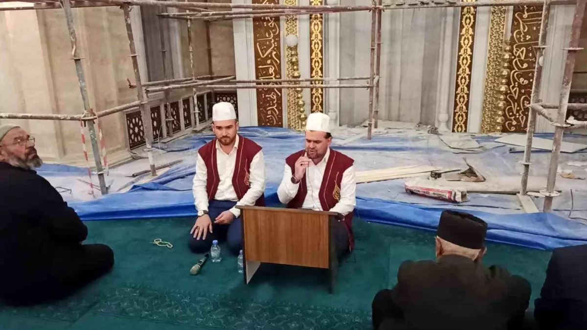 Depremin vurduğu Afşin'de Kadir Gecesi'nde camiler doldu taştı