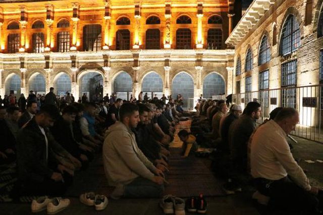 Diyarbakır'da tarihi Ulu Cami, Kadir Gecesi'nde doldu taştı