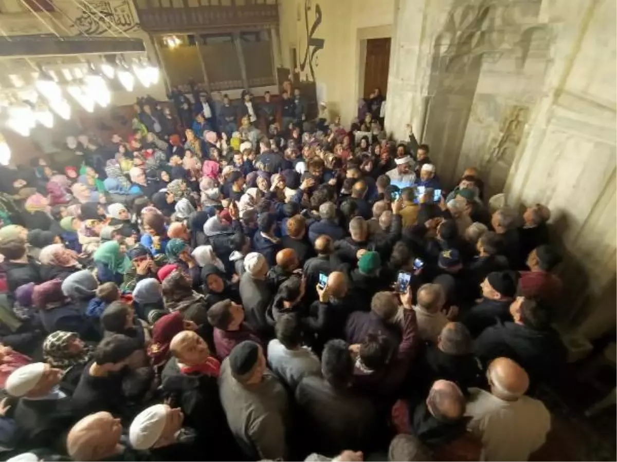 Edirne'de Sakal-ı Şerif'i görmek için vatandaşlar Eski Cami'ye akın etti
