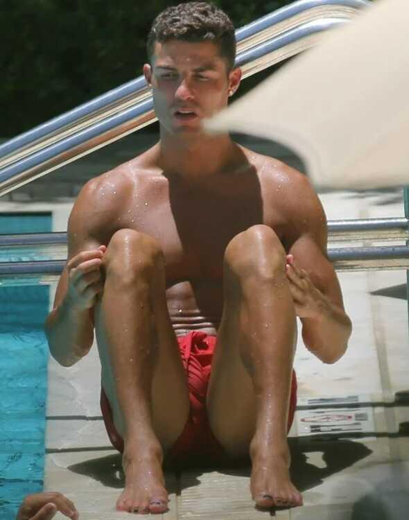 Herkes aynı noktaya takıldı! Ronaldo'nun hayranları sauna pozunda olağandışı bir detay yakaladı Herkes aynı noktaya takıldı! Ronaldo'nun hayranları sauna pozunda olağandışı bir detay yakaladı