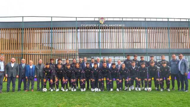 İçişleri Bakanı Süleyman Soylu, Eyüpspor'u ziyaret etti! Futbol topuyla yaptıkları alkış aldı İçişleri Bakanı Süleyman Soylu, Eyüpspor'u ziyaret etti! Futbol topuyla yaptıkları alkış aldı