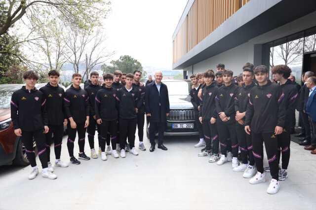 İçişleri Bakanı Süleyman Soylu, Eyüpspor'u ziyaret etti! Futbol topuyla yaptıkları alkış aldı İçişleri Bakanı Süleyman Soylu, Eyüpspor'u ziyaret etti! Futbol topuyla yaptıkları alkış aldı