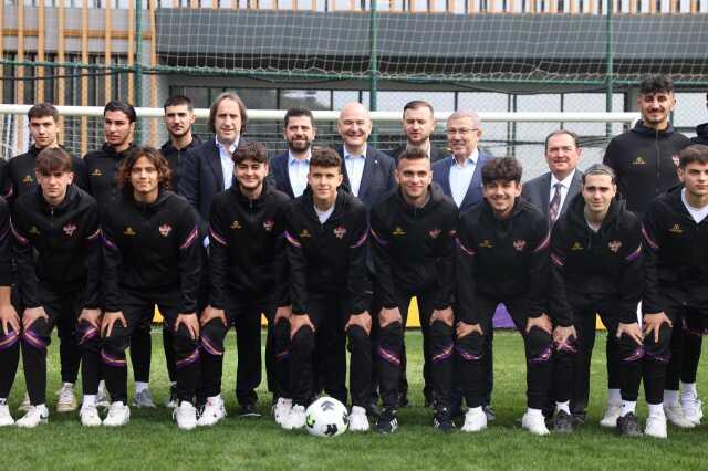 İçişleri Bakanı Süleyman Soylu, Eyüpspor'u ziyaret etti! Futbol topuyla yaptıkları alkış aldı İçişleri Bakanı Süleyman Soylu, Eyüpspor'u ziyaret etti! Futbol topuyla yaptıkları alkış aldı