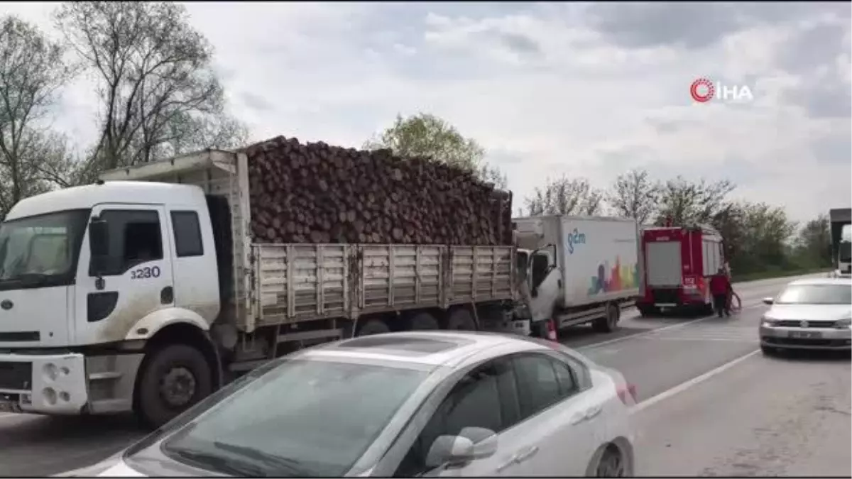 Kamyonet, tomruk yüklü kamyona çarptı: 1 yaralı
