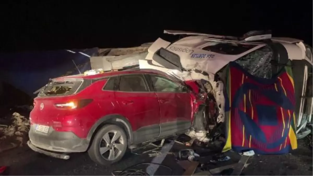 Karşı şeride geçip devrilen TIR'la cip çarpıştı: 2 ölü 4 yaralı