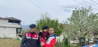 Kaybolan 3 yaşındaki Kağan'ı jandarma buldu