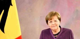 Merkel'e Almanya'nın en yüksek liyakat nişanı verildi