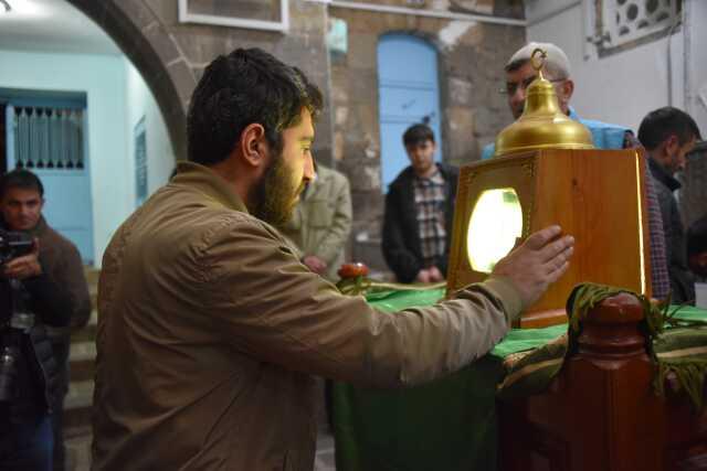 Sakal-ı Şerif ziyarete açıldı! Vatandaşlar görebilmek için uzun kuyruklar oluşturdu Sakal-ı Şerif ziyarete açıldı! Vatandaşlar görebilmek için uzun kuyruklar oluşturdu