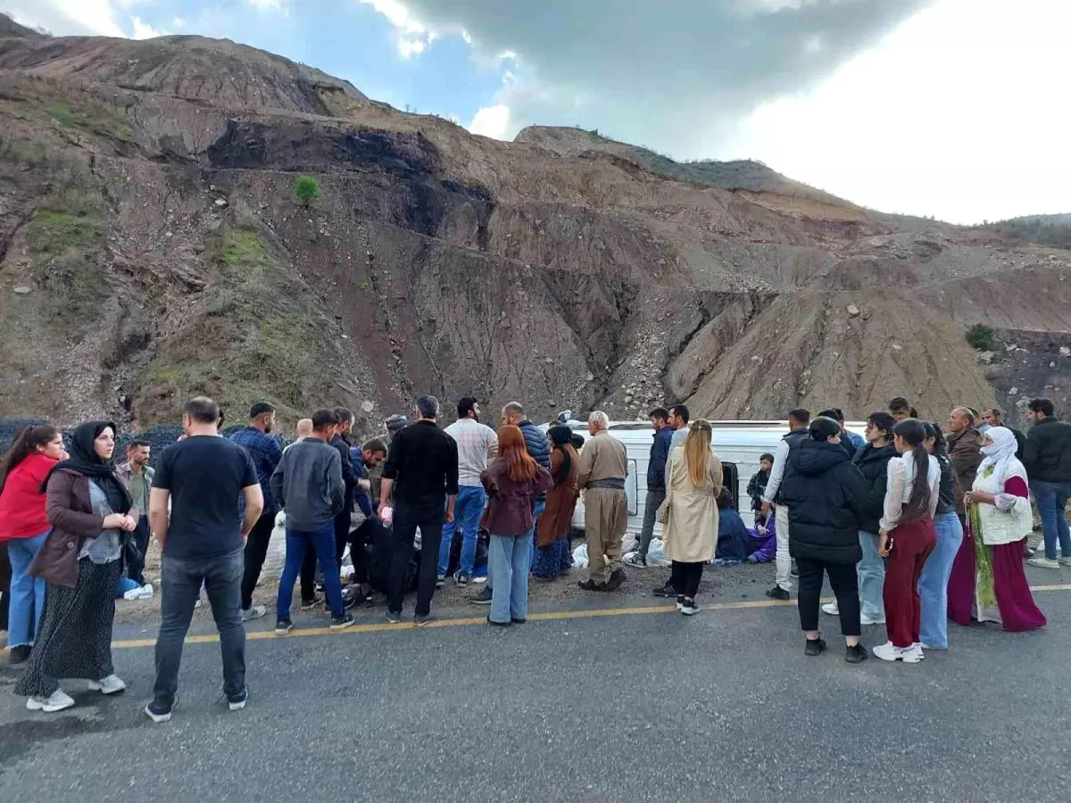 Şırnak'ta yolcu minibüsü devrildi: 8 yaralı