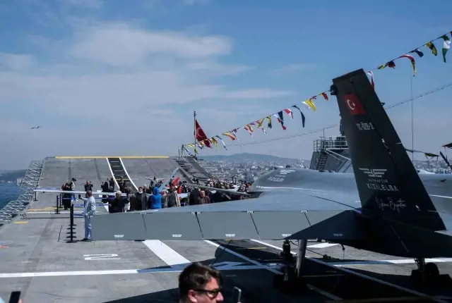 Vatandaşlar TCG Anadolu gemisindeki SİHA'lara yoğun ilgi gösterdi Vatandaşlar TCG Anadolu gemisindeki SİHA'lara yoğun ilgi gösterdi