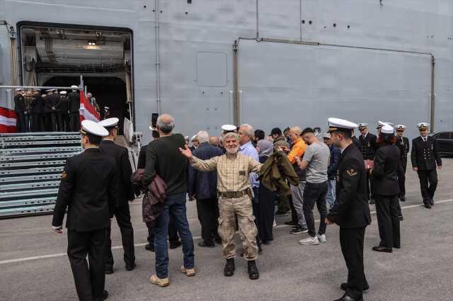 Vatandaşlar TCG Anadolu gemisindeki SİHA'lara yoğun ilgi gösterdi Vatandaşlar TCG Anadolu gemisindeki SİHA'lara yoğun ilgi gösterdi