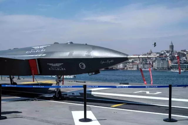 Vatandaşlar TCG Anadolu gemisindeki SİHA'lara yoğun ilgi gösterdi Vatandaşlar TCG Anadolu gemisindeki SİHA'lara yoğun ilgi gösterdi