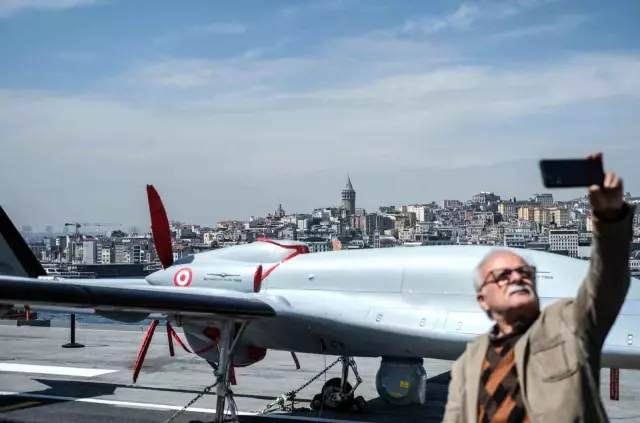 Vatandaşlar TCG Anadolu gemisindeki SİHA'lara yoğun ilgi gösterdi Vatandaşlar TCG Anadolu gemisindeki SİHA'lara yoğun ilgi gösterdi