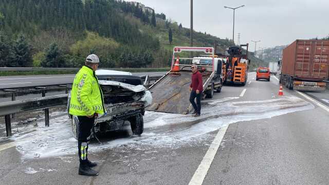 Arızalanan otomobile kamyon çarptı, TEM'de metrelerce kuyruk oluştu