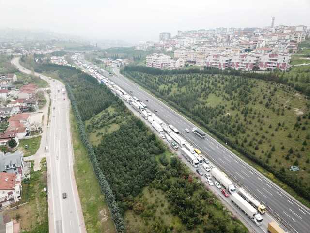 Arızalanan otomobile kamyon çarptı, TEM'de metrelerce kuyruk oluştu