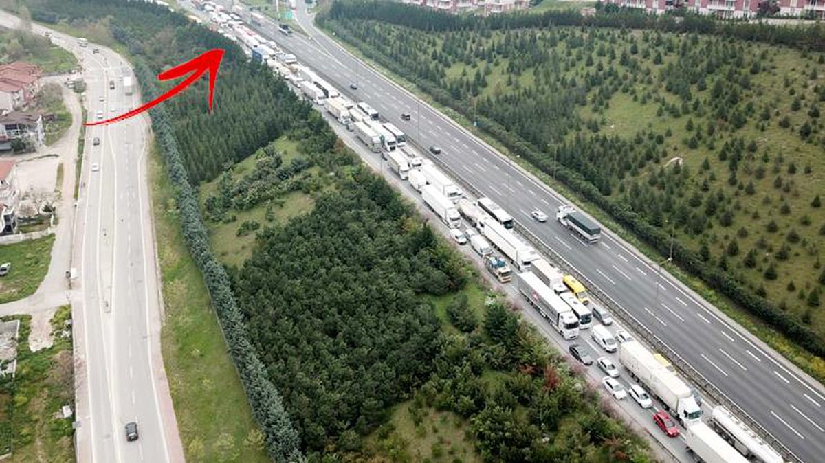 Arızalanan otomobile kamyon çarptı, TEM'de metrelerce kuyruk oluştu