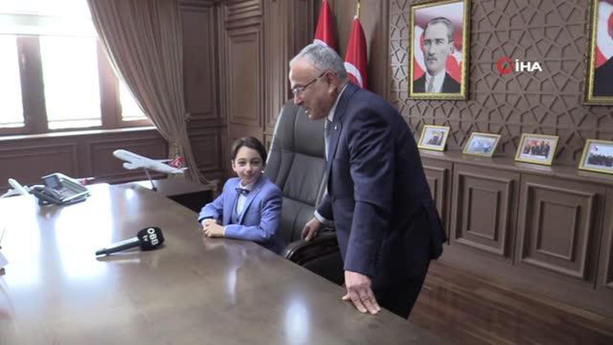 Başkan Güler, koltuğunu minik depremzede Kağan'a teslim etti