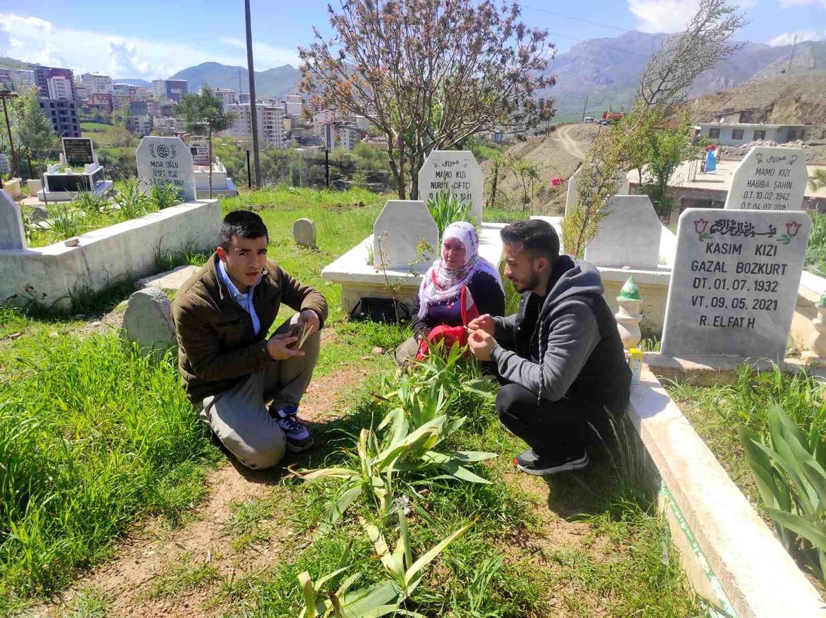 Batman'da şehitler kabirleri başında dualarla anıldı